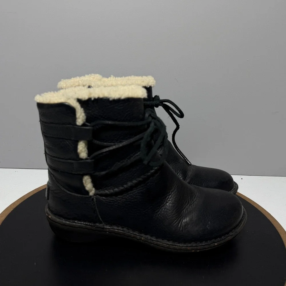 UGG Australia Mini Boots Women 7 Black Leather Shearling Lined‎ Cozy Casual